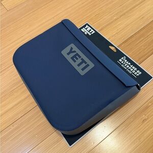 YETI Sidekick Dry 6L Navy blue